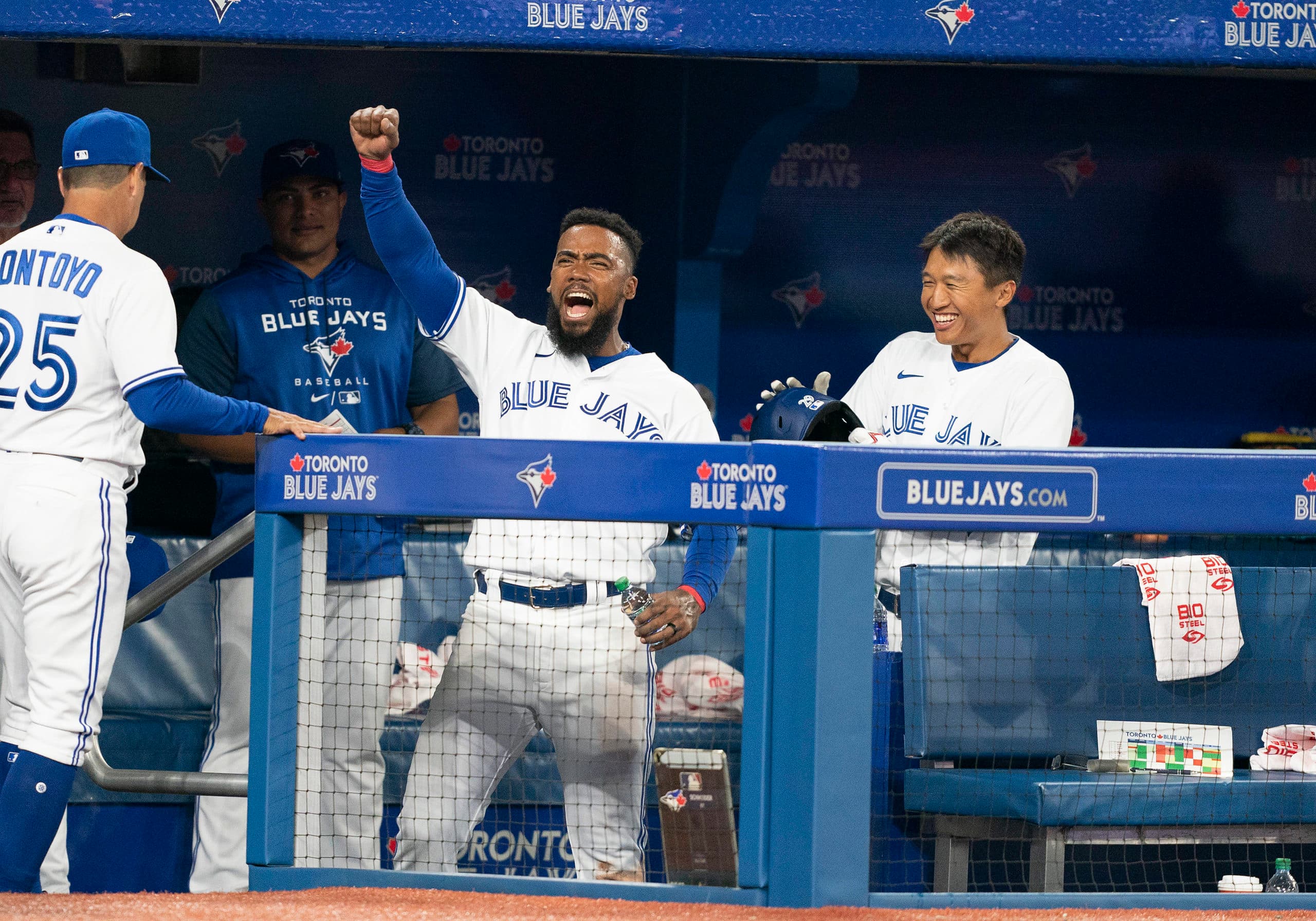 Blue Jays place Teoscar Hernandez on IL with oblique strain