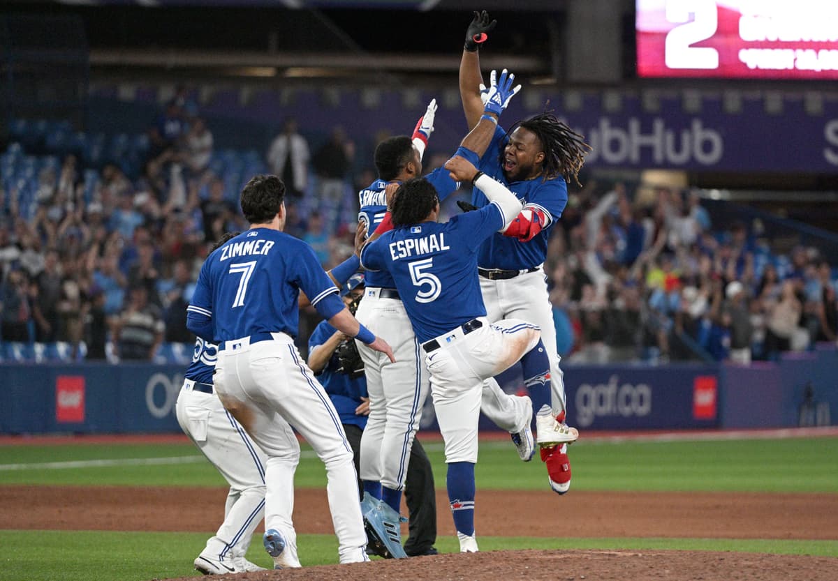 Tworun ninth inning gives Toronto Blue Jays 65 comeback win