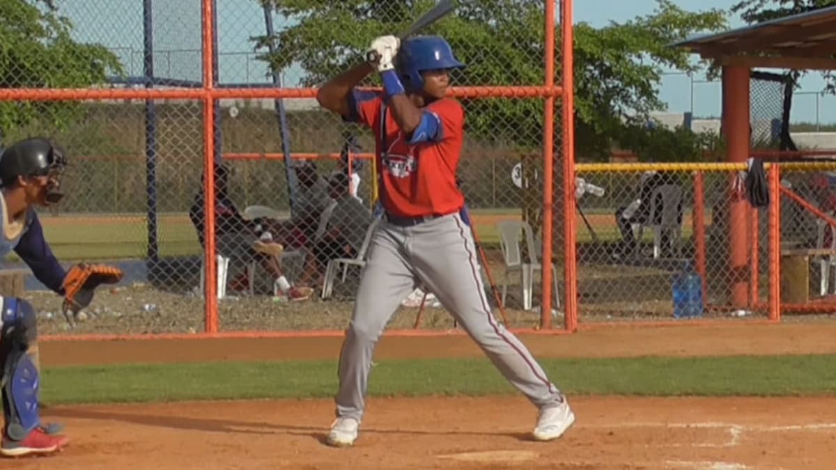 Dunedin Blue Jays outfielder Robert Robertis (13) takes the field