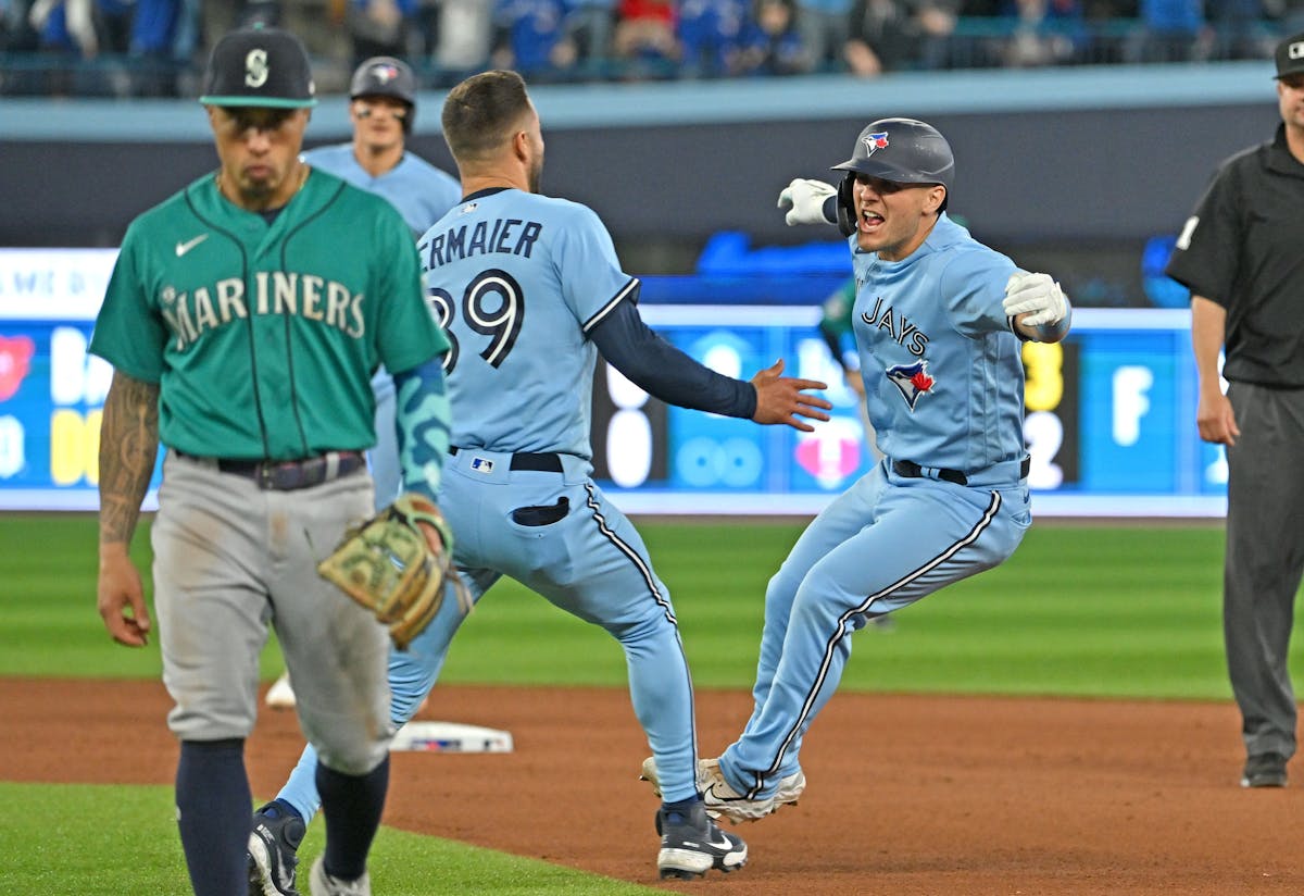 The Recorder - Kevin Gausman shuts down Red Sox, Blue Jays hold on for 3-2  win