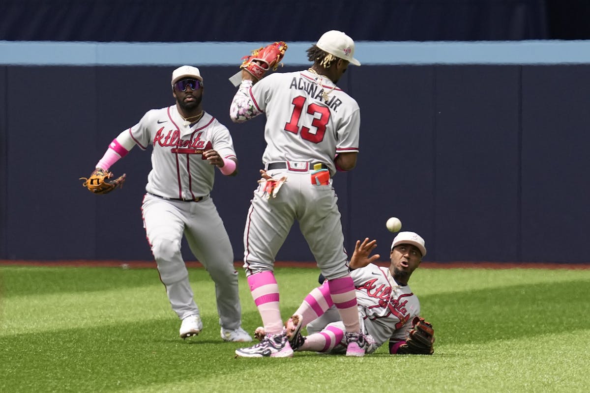 Blue Jays sweep Braves on Mother's Day! 