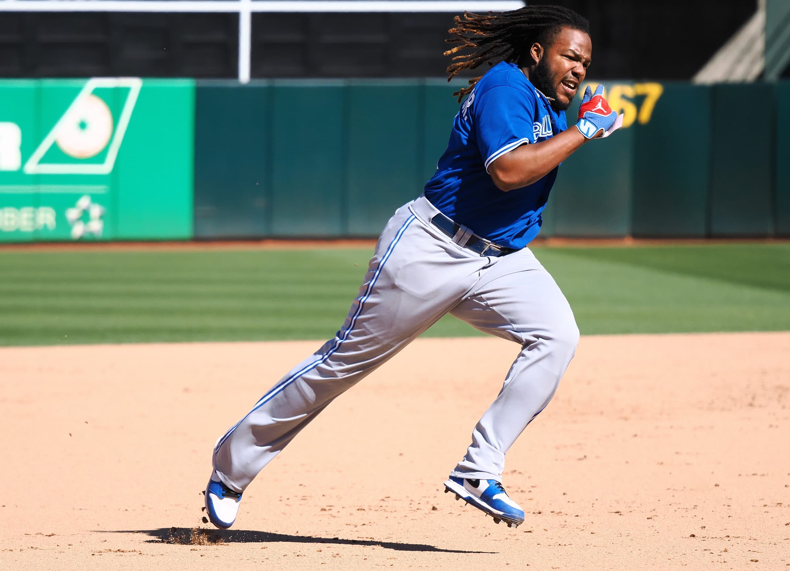 Blue Jays score 6 in the 8th, 3 in the 9th to beat A's