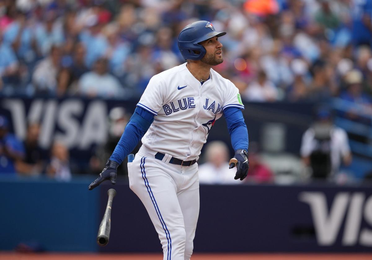 Blue Jays hold off Royals for three-game sweep