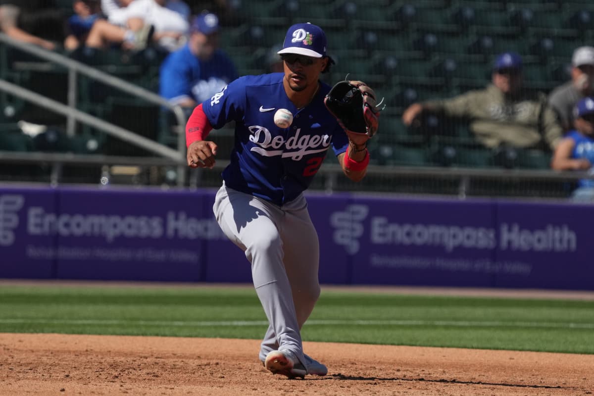 Dodgers select the contract of former Blue Jay Santiago Espinal